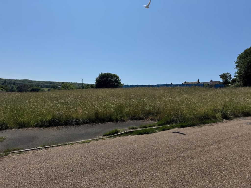 Lot: 33 - OVER THREE-QUARTERS OF AN ACRE FREEHOLD LAND WITH PLANNING FOR SEVEN DETACHED BUNGALOWS - Looking Up the Site from the Bottom